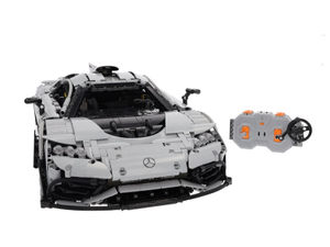 Mercedes-AMG One KLemmbaustein-Set mit Fernsteuerung im Vordergrund. 6