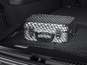 Silberner Koffer unter schwarzem Gepäcknetz 1