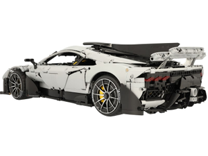 Rückansicht des LEGO-Modells Mercedes-AMG One mit detailreicher Heckgestaltung und Flügelspoiler. 4