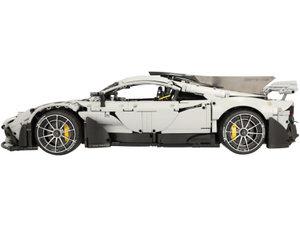 Seitenansicht des LEGO Mercedes-AMG One-Modells, die aerodynamische Form und Radkonstruktion zeigend 3