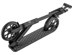 Schwarzer Tretroller zusammengeklappt 2