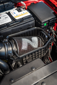 Nahaufnahme eines eingebauten Luftfilters mit N-Logo im Motorraum eines Autos. 3