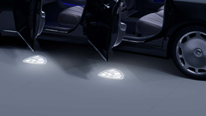 Logo Maybach Projektion aus dem Auto heraus 1
