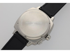 Herren Armbanduhr von hinten mit Mercedes-Benz Gravur 5
