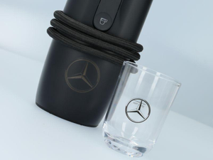 Hand Espressomaschine mit Glas Detailansicht Logo 4