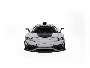 Frontansicht des LEGO Mercedes-AMG One-Modells mit erkennbarer Kühlergrillstruktur und Markenlogo. 2