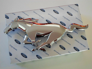 original-kuehlergrill-emblem-logo-silber-verchromt-1922925-ford-mustang-pony-ab-205 1