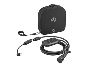 Schwarze Tasche mit Mercedes-Benz Logo und Ladekabel 1