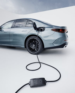 Ladekabel, das ins Auto führt 2