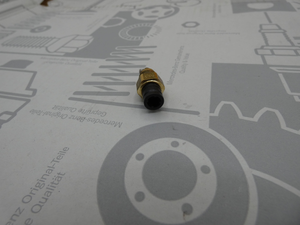 Original Mercedes-Benz Anschlussstutzen an Ventilblock / Airmatic 3