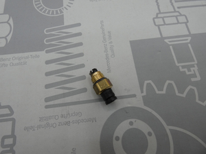 Original Mercedes-Benz Anschlussstutzen an Ventilblock / Airmatic 4