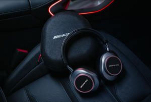 Schwarzes Headset mit AMG Logo auf dem Autositz 3