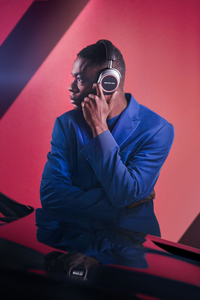 Schwarzes Headset mit AMG Logo auf dem Kopf einer Person 4