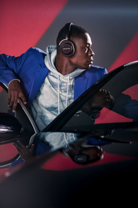 Schwarzes Headset mit AMG Logo auf dem Kopf einer Person 3