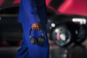 Schwarzes Headset mit AMG Logo in der Hand einer Person 4