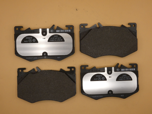 Original Mercedes-Benz Bremsklötze vorne. A45 AMG, GLB35, GLA35 1