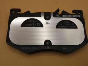 Original Mercedes-Benz Bremsklötze vorne. A45 AMG, GLB35, GLA35 3