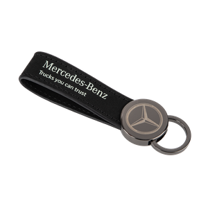 Eleganter Schlüsselanhänger mit schwarzer Lederschlaufe, Mercedes-Benz-Logo aus Metall und der Aufschrift ‚Trucks you can trust‘. 1