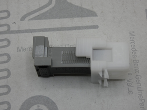 Original Mercedes-Benz Bremslichtschalter. CLA, GLA, ML, GLE, GL, SLK, A-Klasse 3