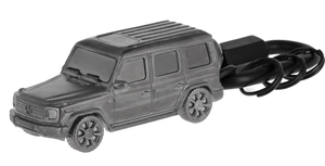 Seitliche Nahaufnahme eines Schlüsselanhängers in Form eines Mercedes-Benz G-Modells mit markanten Details und schwarzem Schlüsselring. 3