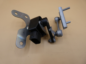 Original Mercedes-Benz Drehwinkelsensor hinten links. W204, W207, W212, W218 4