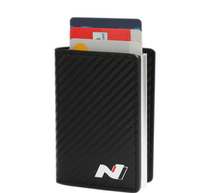 Schwarzes Kreditkartenetui mit Carbon-Optik und N-Logo, befüllt mit verschiedenen Karten. 2