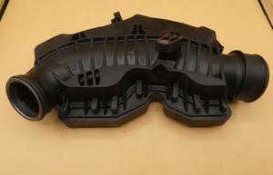 Original Mercedes-Benz Geräuschdämpfer an Ladeluftleitung links. C-Klasse 204, GLK, G-Modell. OM642 3