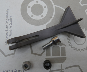 Original Mercedes-Benz Griff Haubensicherungshaken. E-Klasse W124 1