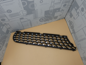 Original Mercedes-Benz Grill oben links. C-Klasse W205 3