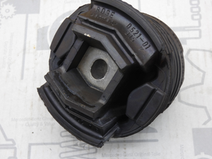 Original Mercedes-Benz Gummilager Hinterachsträger. SLK R171, R172, CLK 209 1