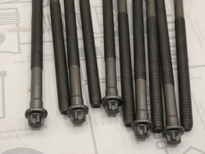 Original Mercedes-Benz Zylinderkopfschraubensatz 10 Stück. CLA W118, A-Klasse W177 2