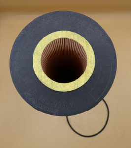 Original Mercedes-Benz TruckParts Ölfiltereinsatz. ACTROSOriginal Mercedes-Benz TruckParts Ölfiltereinsatz. ACTROS 3