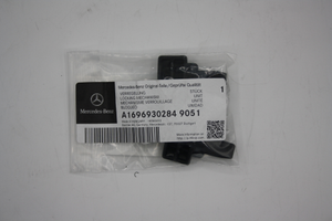 Original Mercedes-Benz Teilesatz Verriegelung Laderaumabdeckung links + rechts, A/B-Klasse 1