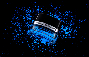 Duftflakon auf schwarz, blauem Hintergrund 2