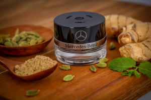 Duftflakon mit schwarzem Deckel und Mercedes-Benz Logo 2