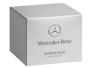 Weiße Verpackung mit Mercedes-Benz Logo 4