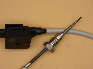 Original Mercedes-Benz Temperatursensor / Abgasturbolader C-Klasse 205, GLC (OM 654920)-2 2