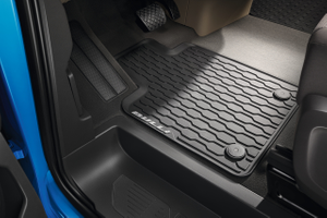 Volkswagen Original Allwettermatten Premium – T7 Multivan, 2-teilig vorn, mit Bulli-Schriftzug-3 3