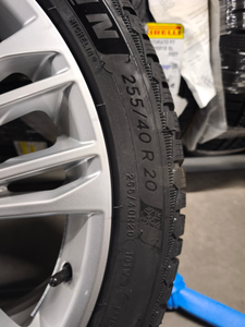 Rad, 5-Doppelspeichen-V 8,5Jx20, Winterreifen 255/40 R20 101W XL, rechts-4 4
