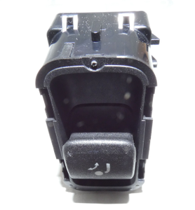Original Mercedes-Benz Schalterblock AHK im Heckdeckel. CLA, GLE, GLS, GLA-8 7