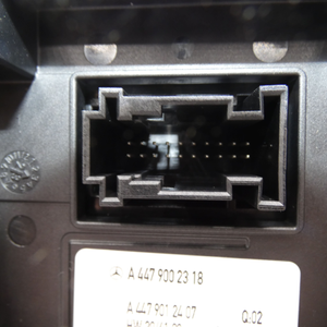 Steuergerät Audio/Command Bedieneinheit TPAD55. V-Klasse 447/448 *A4479002318*-5 5