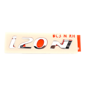 Chrom-Schriftzug ‚i20 N‘ auf einem beigen Träger 1