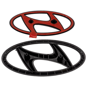 Zwei Hyundai-Logos, eines mit roter Fläche und Befestigungsstiften, das andere mit einer schwarzen Kunststoffrückseite 2