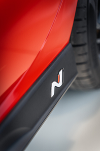 Nahaufnahme eines N-Logos, das auf der Seitenverkleidung eines Autos angebracht ist 5