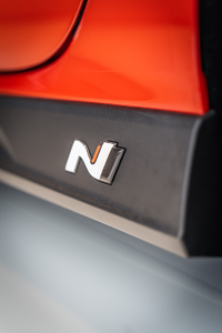 Nahaufnahme eines N-Logos, das auf der Seitenverkleidung eines Autos angebracht ist 6