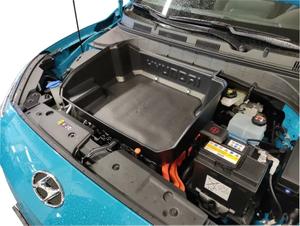 Motorraum eines blauen Hyundai-Fahrzeugs mit einer schwarzen Ablagebox und sichtbarer Verkabelung 1