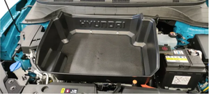 Nahaufnahme des Motorraums eines Hyundai mit einer schwarzen Ablagebox, die das Hyundai-Logo trägt 2