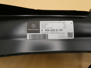 Original Mercedes-Benz Kotflügel-Beplankung unten rechts. Sprinter 3