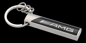 Nahaufnahme eines Schlüsselanhängers mit Mercedes-AMG-Gravur auf einem Metallring und schwarzen Akzenten 2