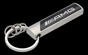 etailansicht des Mercedes-AMG-Schlüsselanhängers mit minimalistischer silberner und schwarzer Farbgestaltung 3